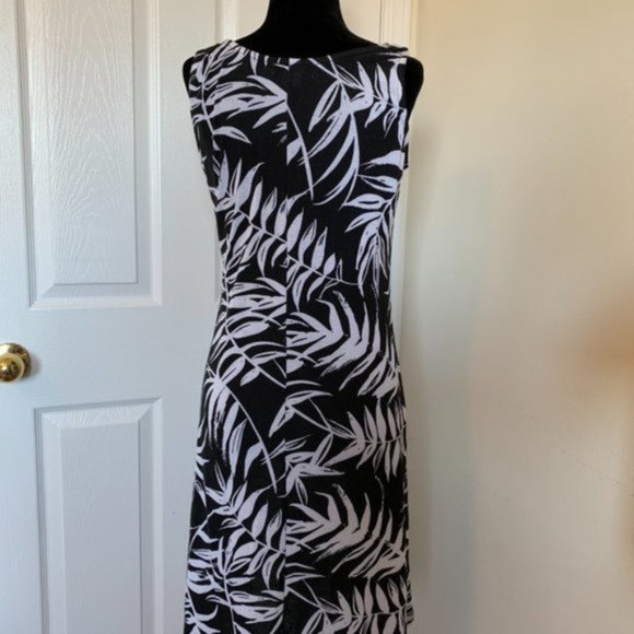 Leaf Print Sleeveless Dress - Picture 2 of 3